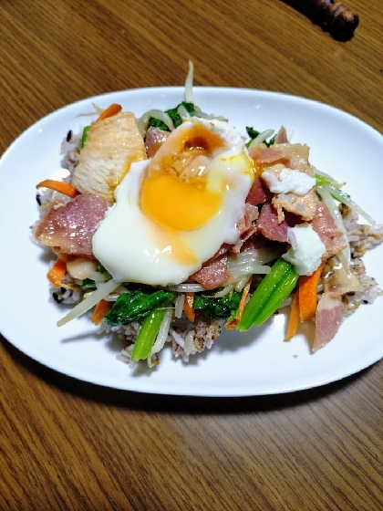 おこげが絶品！「カリカリ豚ビビンバ」