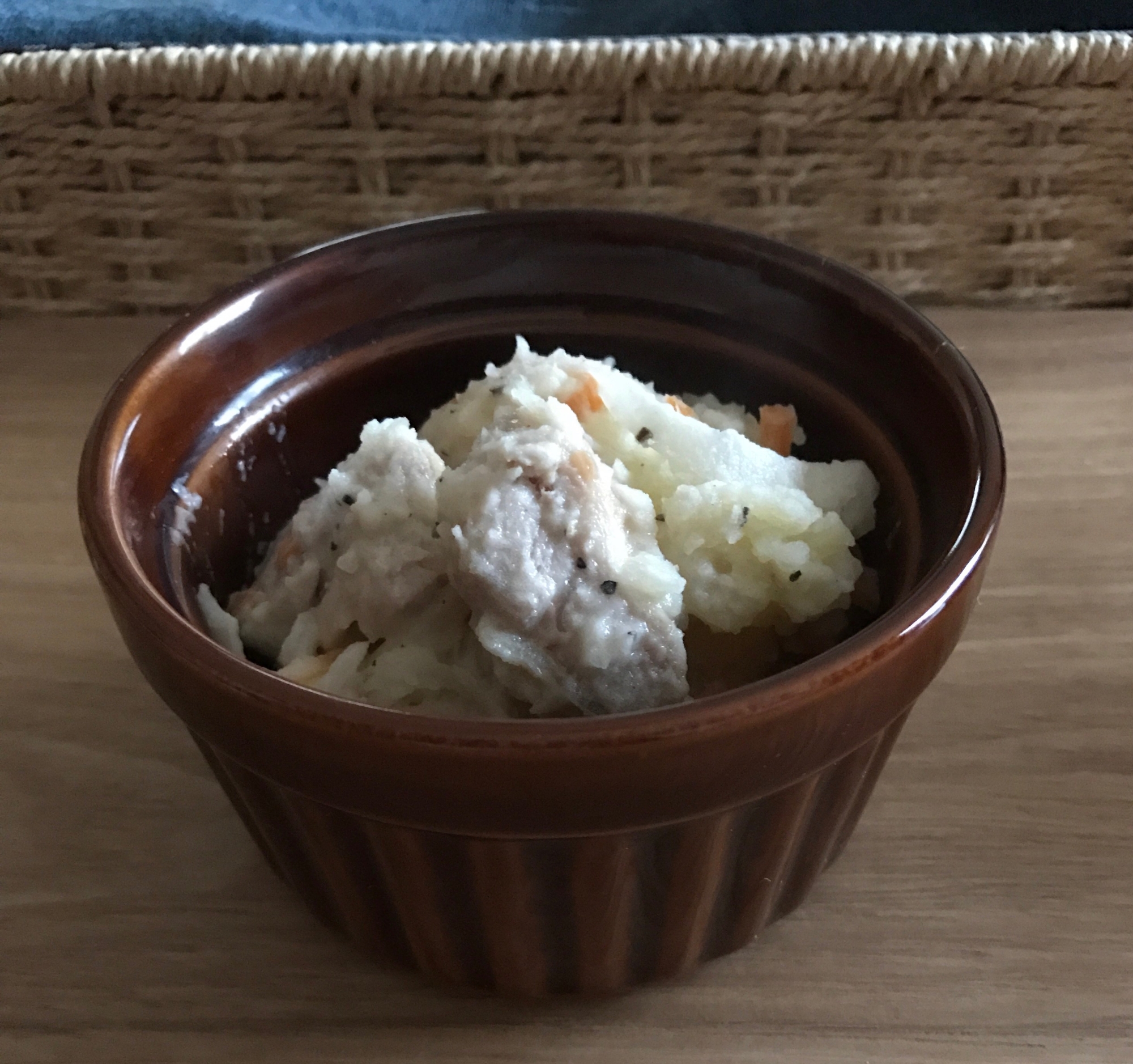 蒸し鶏と玉ねぎ、人参のチーズポテトサラダ