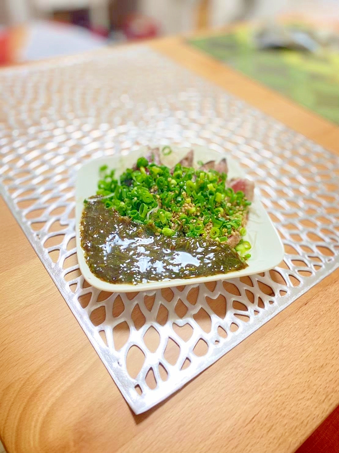 白い陶器に盛り付けたぎばさタレのカツオのたたき