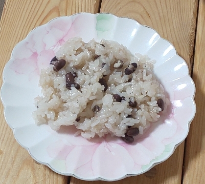 つやこさん♪家のもち米が古くなって、早く使いたかったので、赤飯にしました✨子供が赤飯好きなので、喜びそうです♥️お弁当作りのおかずがマンネリで⤵️考え中です☺️