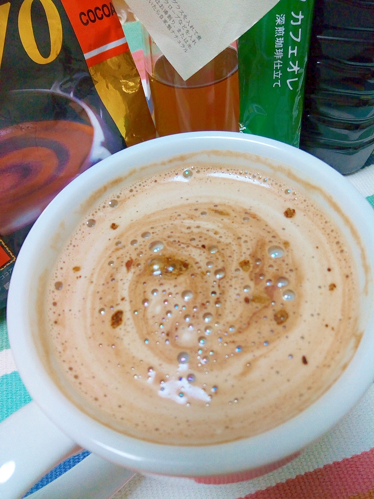 白いカップに入った深煎ジンジャーカフェモカ