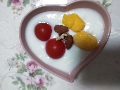 みかんトマトナッツ♪ヨーグルト
