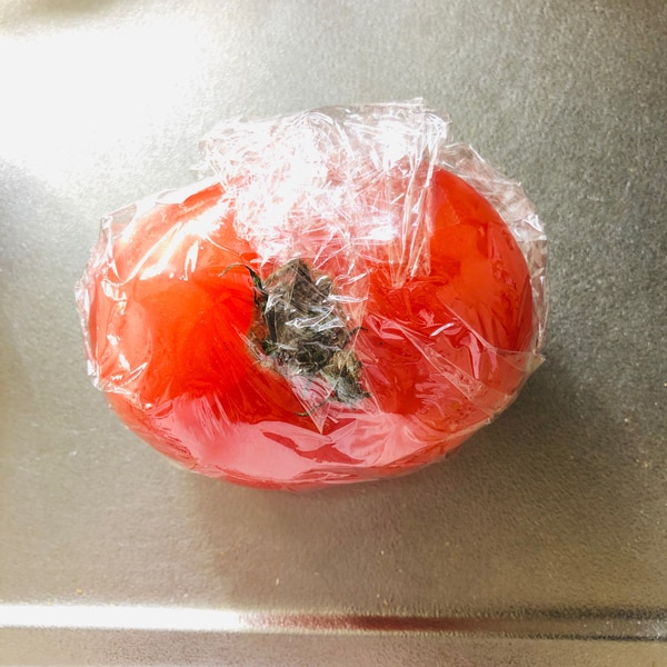 ラップで トマトの冷蔵保存方法 レシピ 作り方 By ろーるけーき 楽天レシピ ラップで トマトの冷蔵保存方法 レシピ 作り方 By ろーるけーき 楽天レシピ