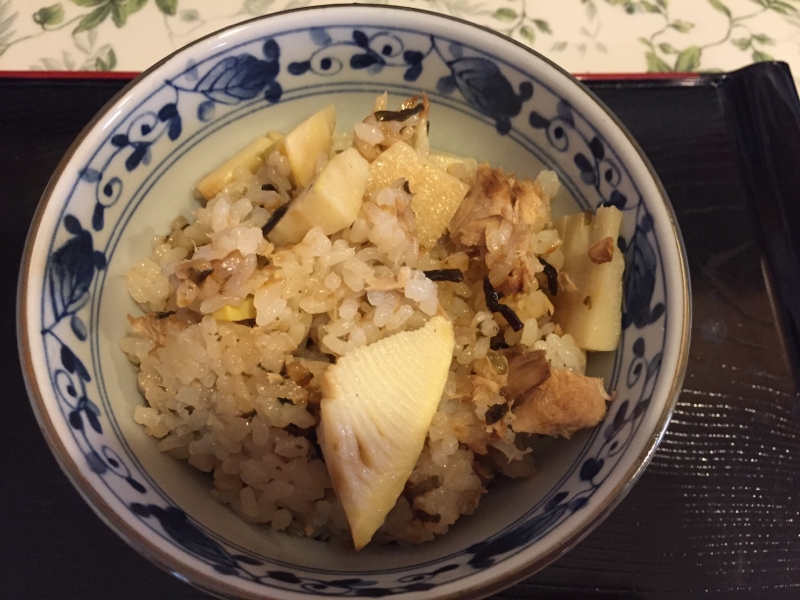 ツナ缶、塩昆布入り旬の筍で餅米も混ぜて炊き込みご飯