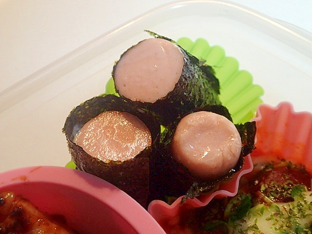 お弁当　魚肉ソーセージの胡麻マヨ海苔巻き