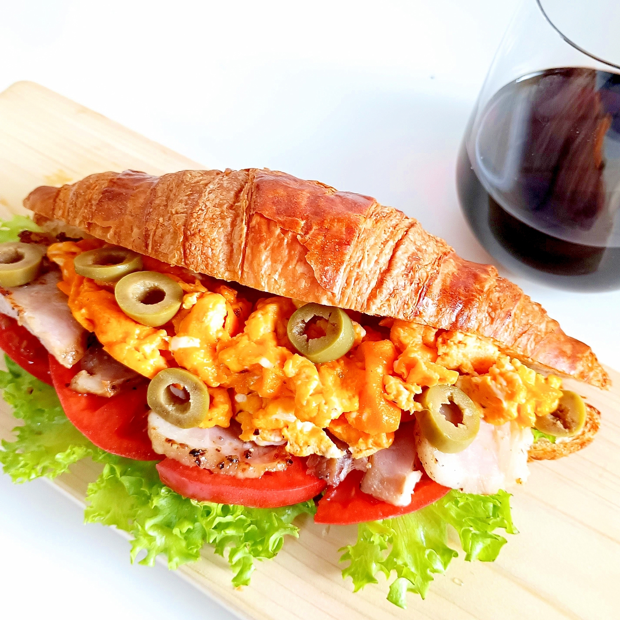 卵とベーコンのクロワッサンサンドꕤ୭*