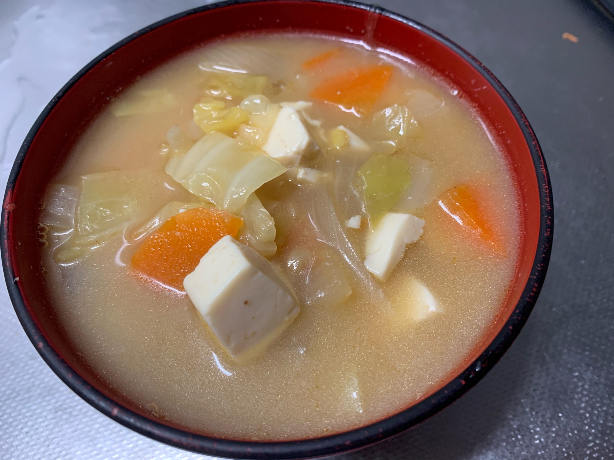 ごま油が食欲をそそる野菜たっぷりお味噌汁