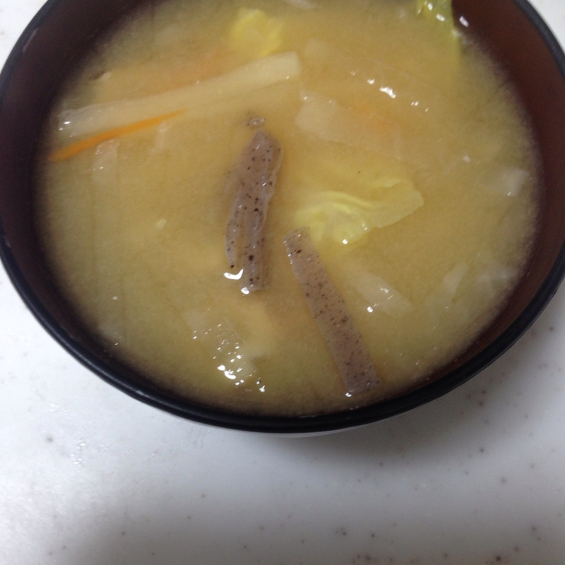 白菜と大根と人参とこんにゃくの味噌汁(*^^*)