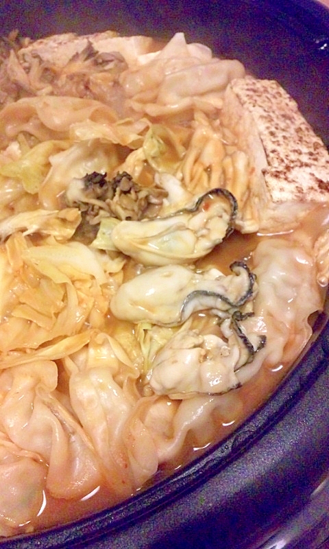 牡蠣と餃子、豚肉のキムチ鍋