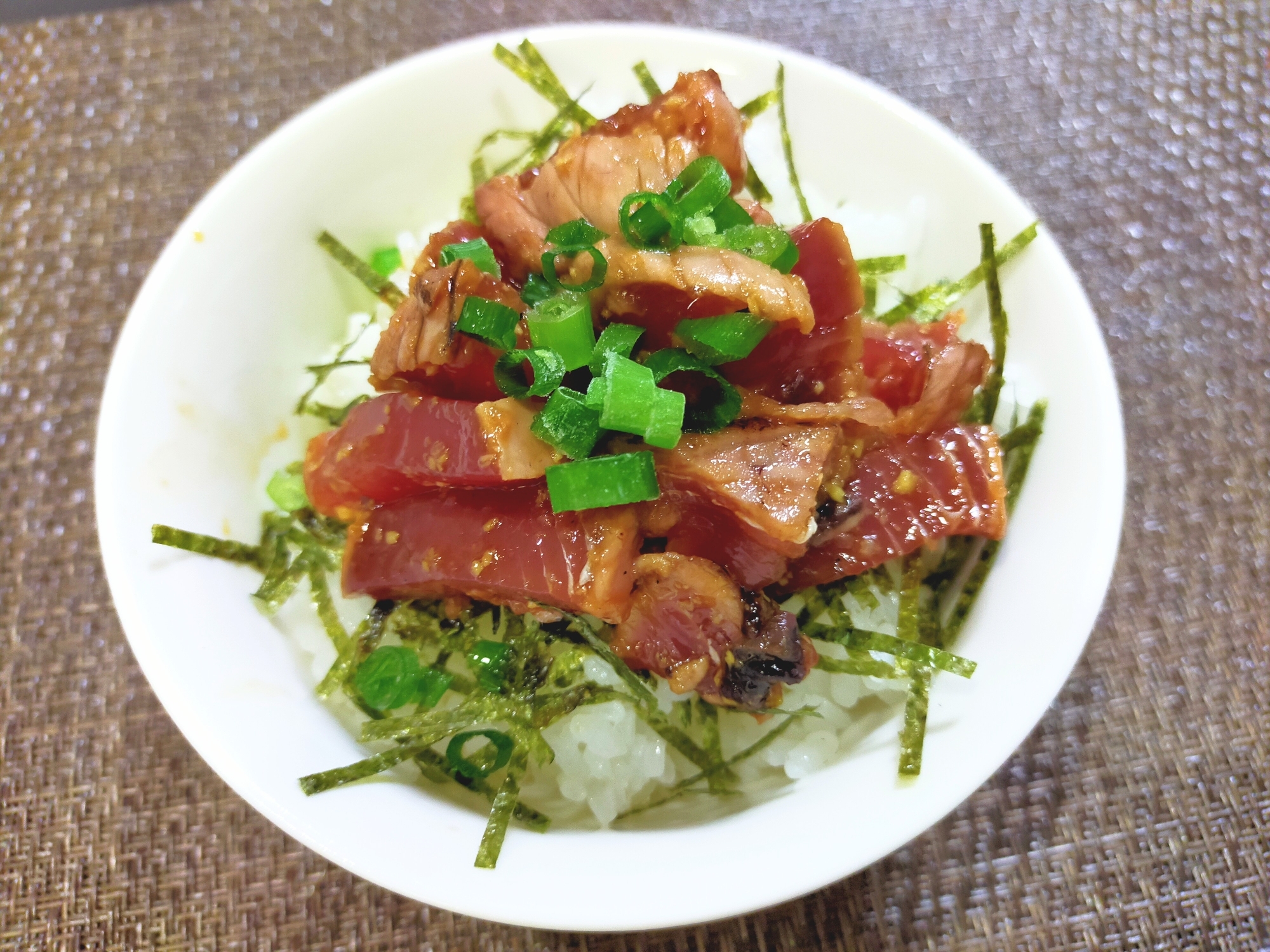 鰹のたたき生姜とにんにく漬け丼