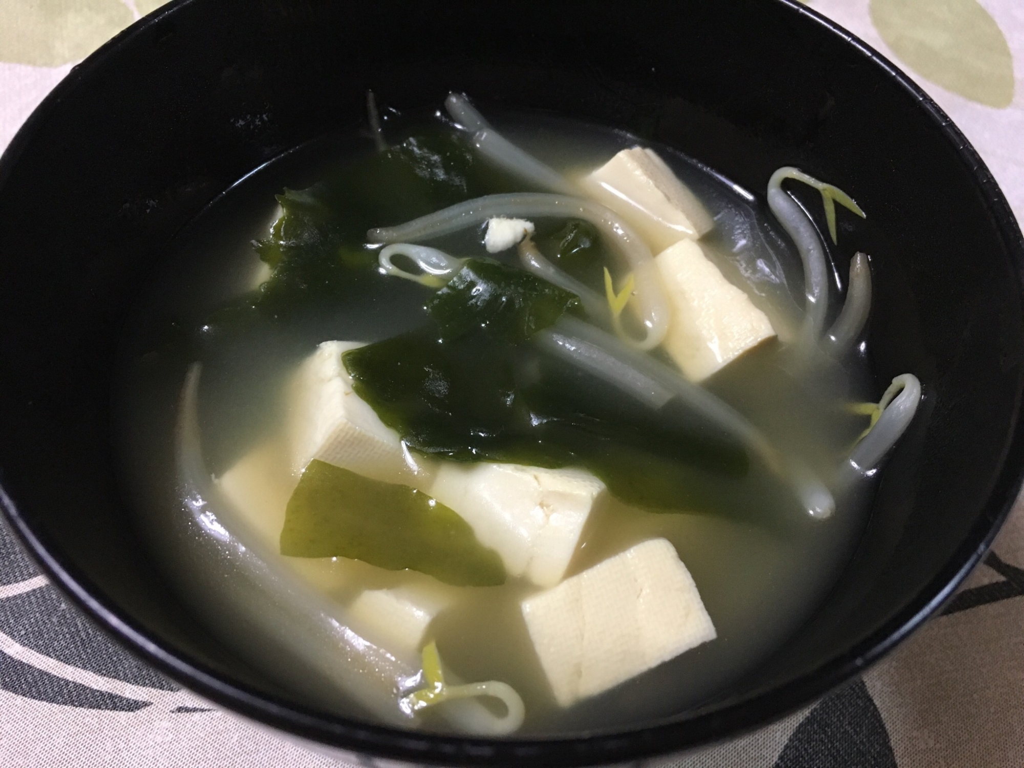 簡単、豆腐とワカメの中華風スープ