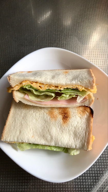 卵焼きとレタスとハムのホットサンド