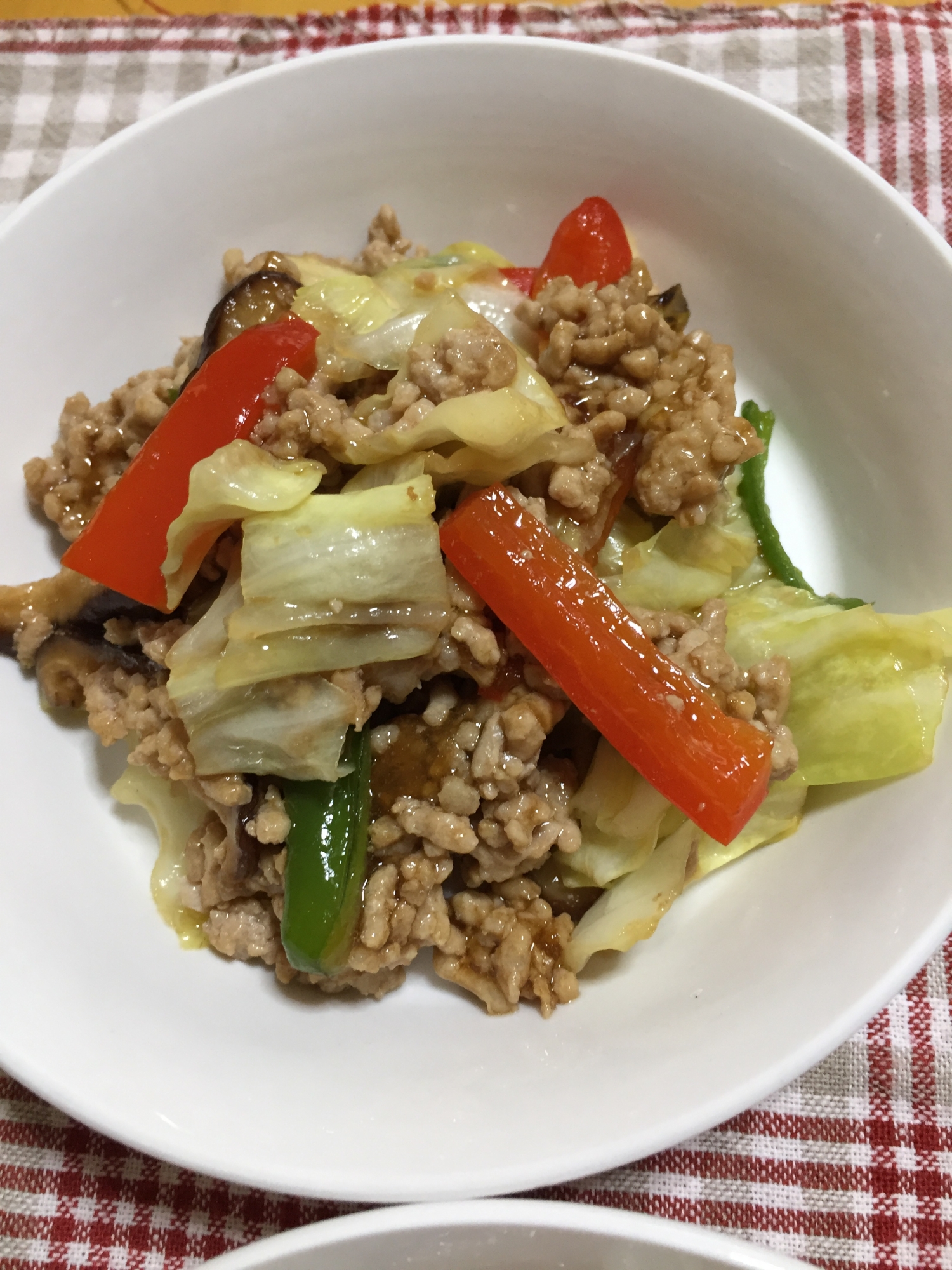 豚ひき肉とキャベツピーマンパプリカのオイスター炒め