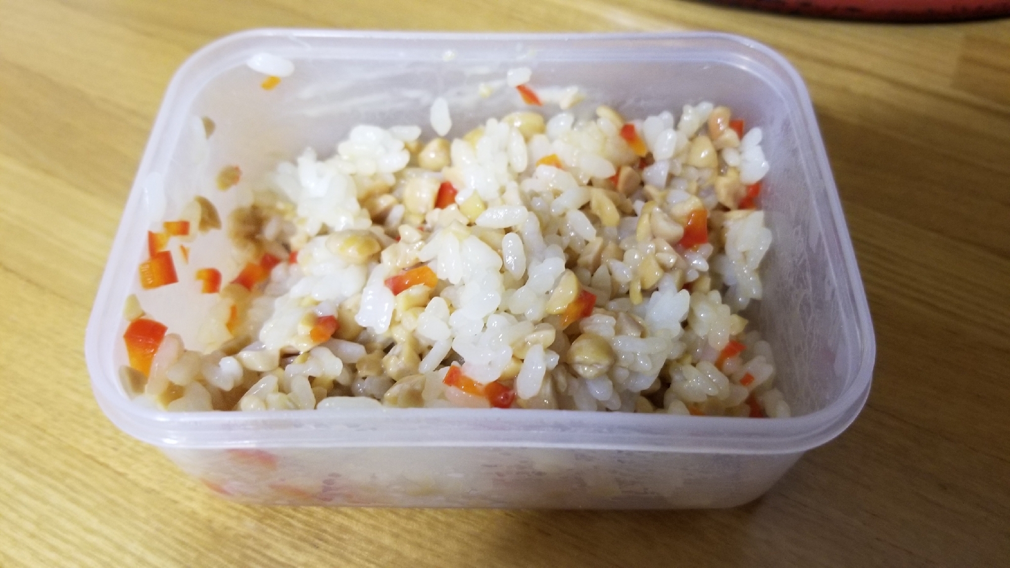 納豆、炒め赤パプリカの混ぜご飯☆幼児食初期