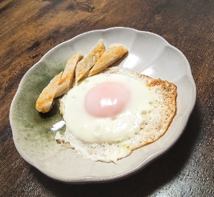 目玉焼きのお皿（野菜、かまぼこ）