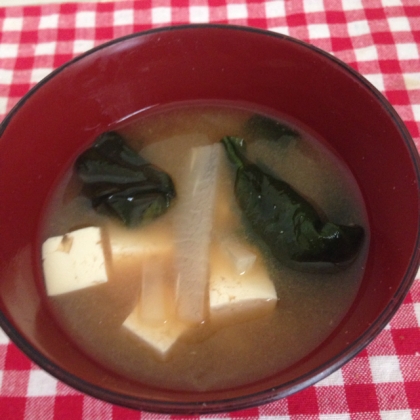 豆腐とわかめと大根の赤味噌汁