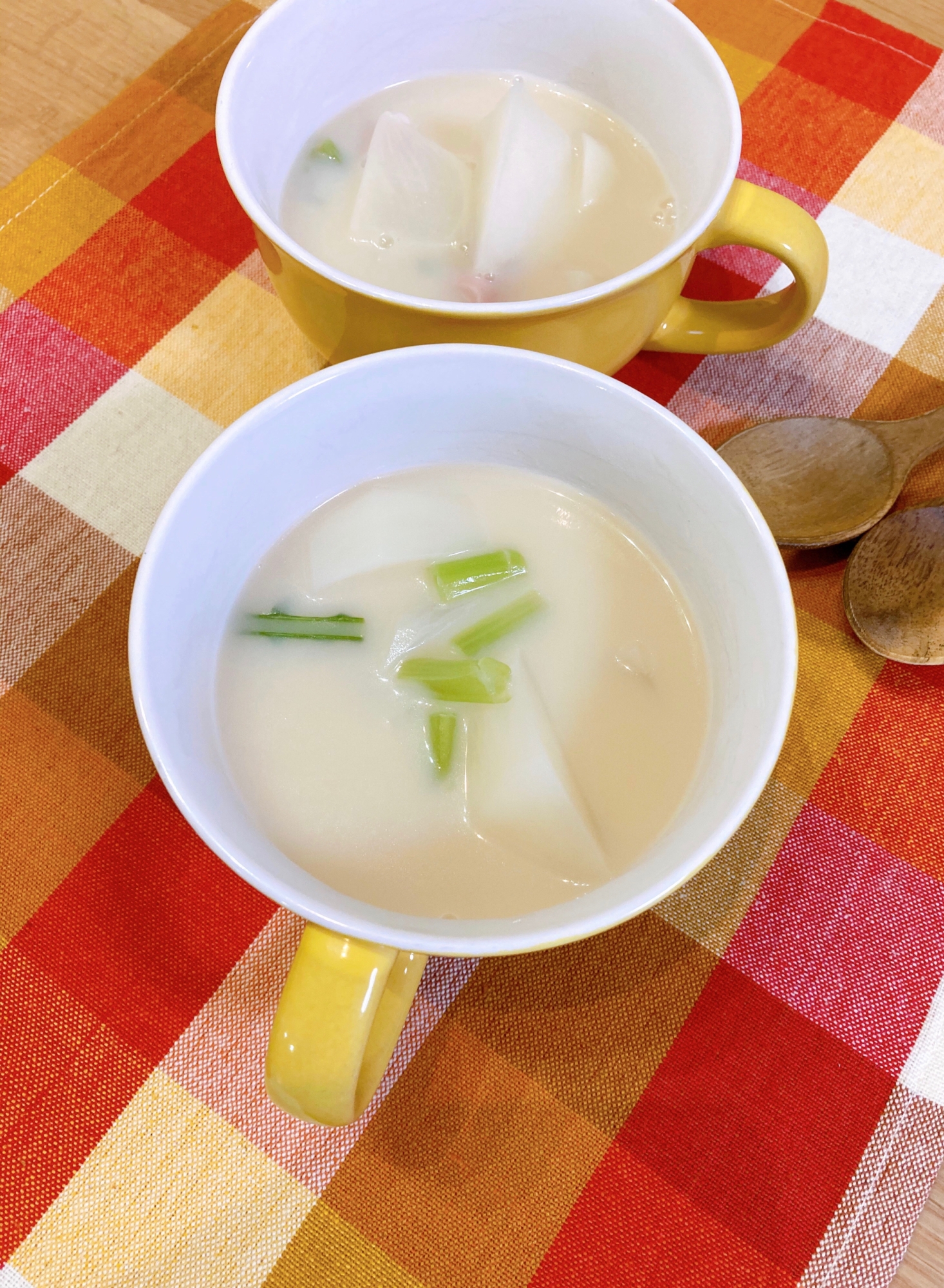 ほっこり温まる♡カブとソーセージの豆乳スープ