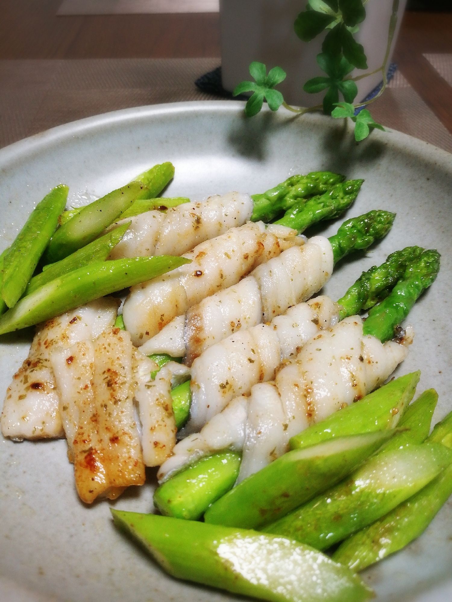 白い皿に盛られた太刀魚のアスパラ巻き