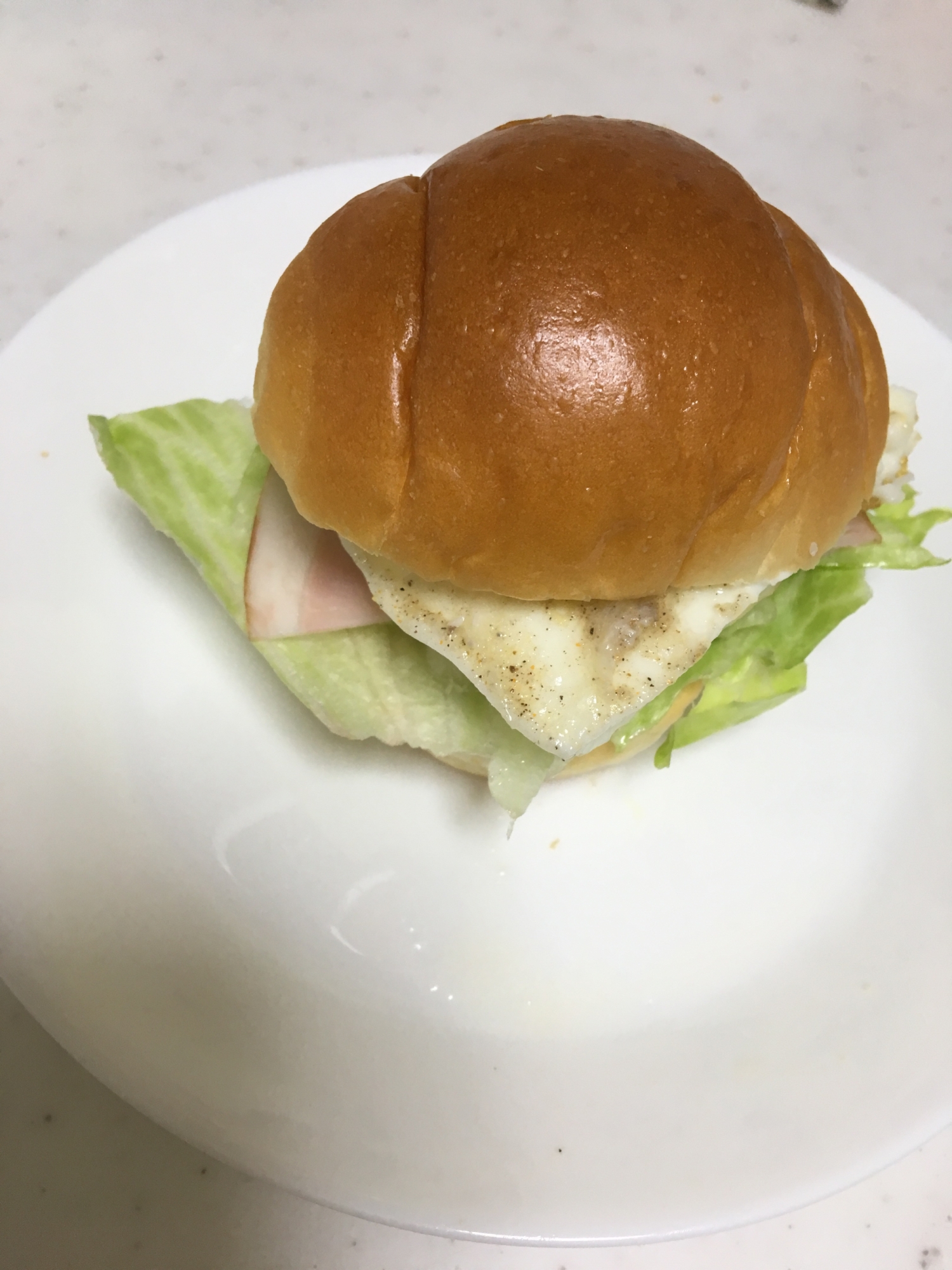 子供クッキング♡ハムと目玉焼きバターロールバーガー