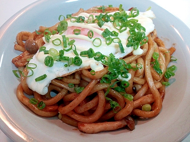 目玉焼きのせ　しめじ入り焼うどん