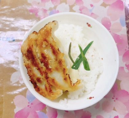 ピーマンのバター炒めのせた焼き餃子丼