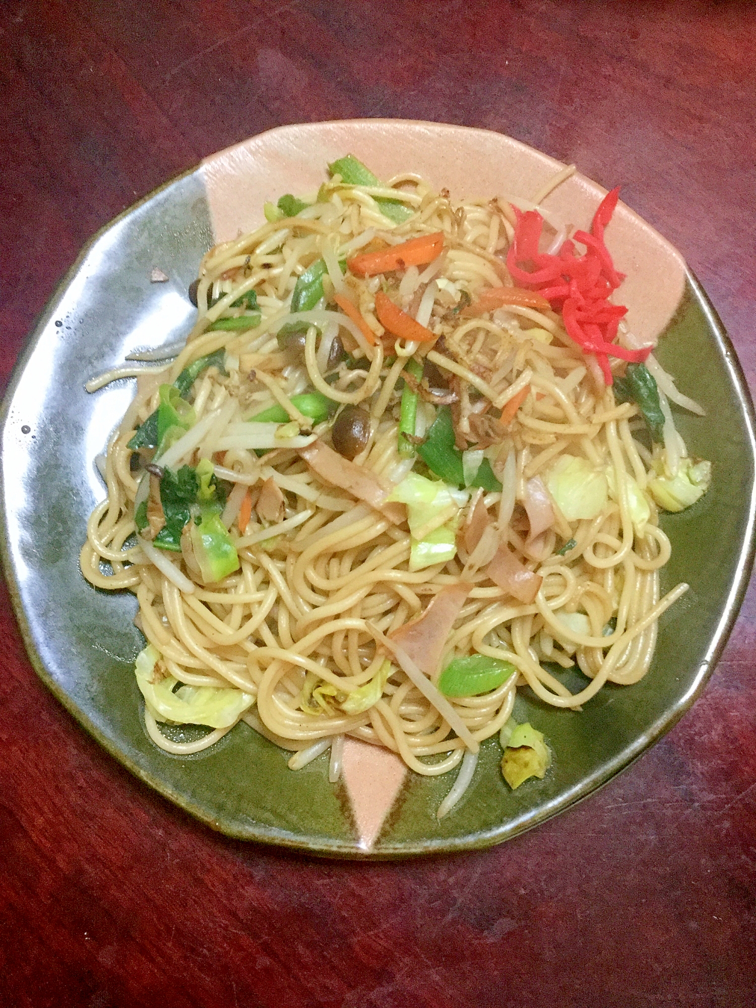 のらぼう菜とハム入りソースパスタ。