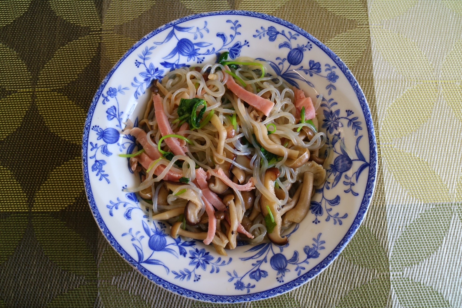 生ハムときのこの洋風しらたきパスタ