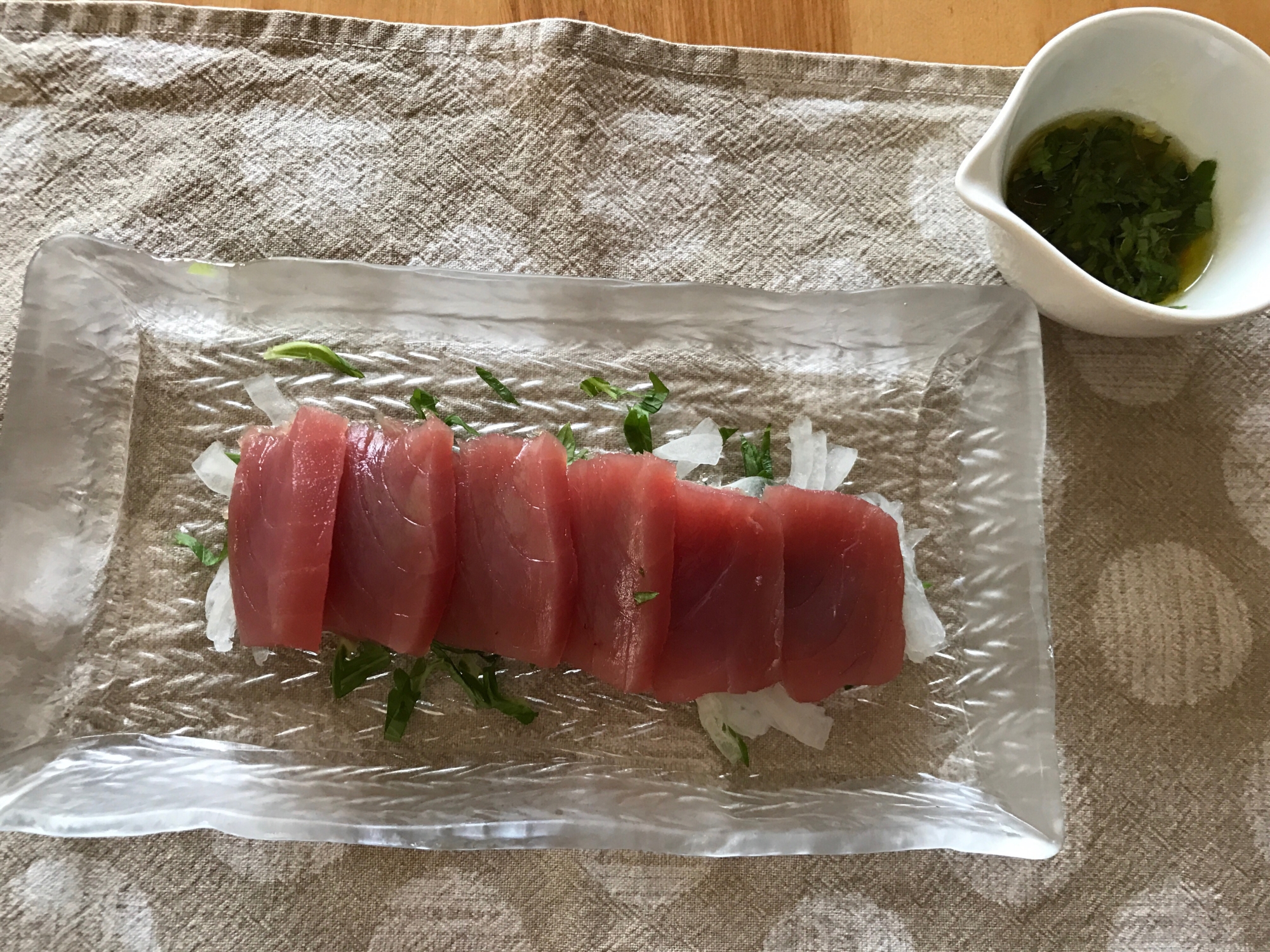 マグロとセロリの葉、新玉ねぎのサラダ