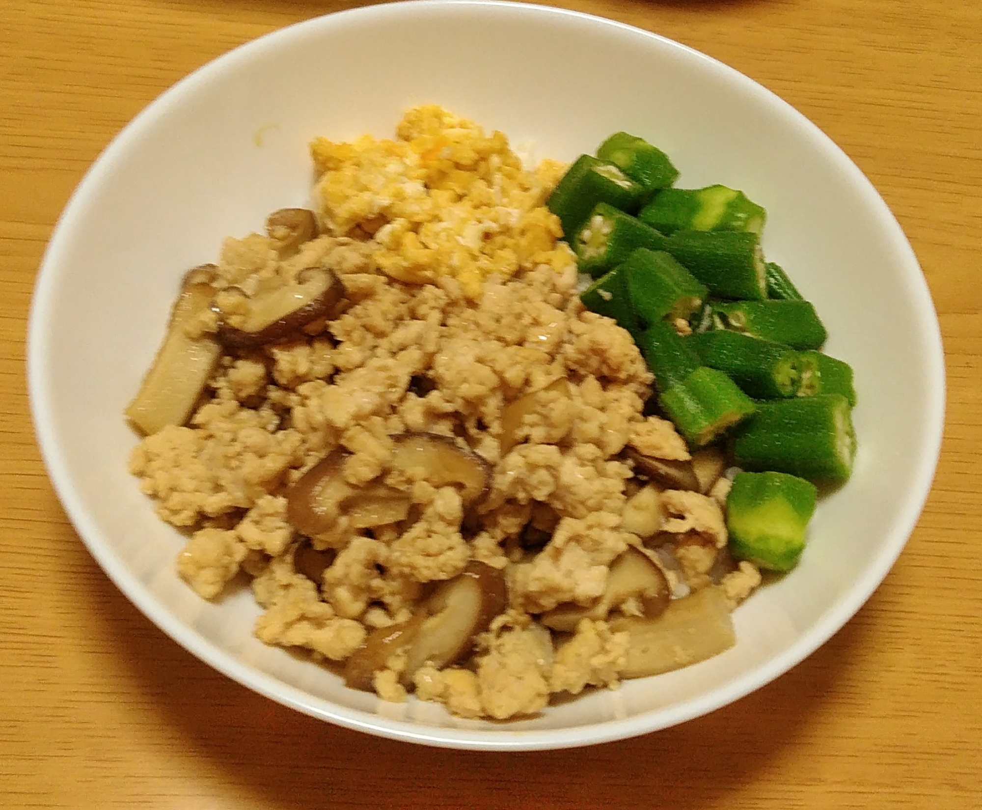 オクラと卵と鶏そぼろの丼