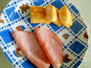 オムレツ味の卵焼きとハムソテー（お弁当用）