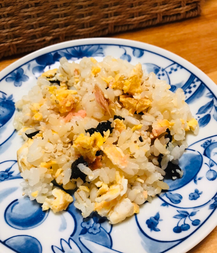 鮭フレークと味付け海苔の卵チャーハン