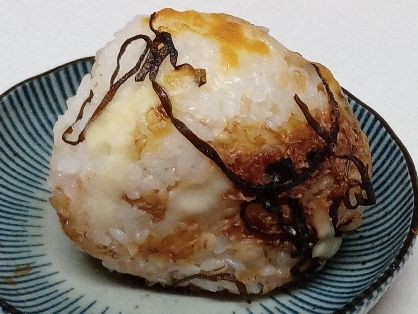 塩昆布と鰹節入りチーズ焼きおにぎり