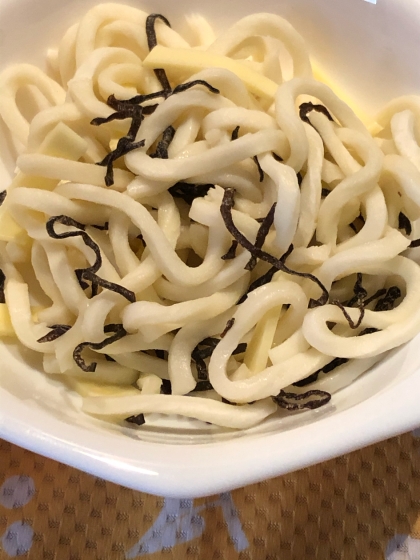 手抜き・簡単！お昼ご飯☆塩昆布チーズうどん