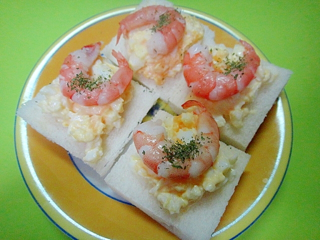 卵と海老の食パンカナッペ