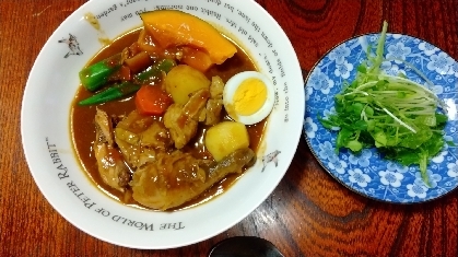 骨付きチキンスープカレー作ってみました。普通のカレーより野菜もたっぷり入ってヘルシーですね。美味しくできました。