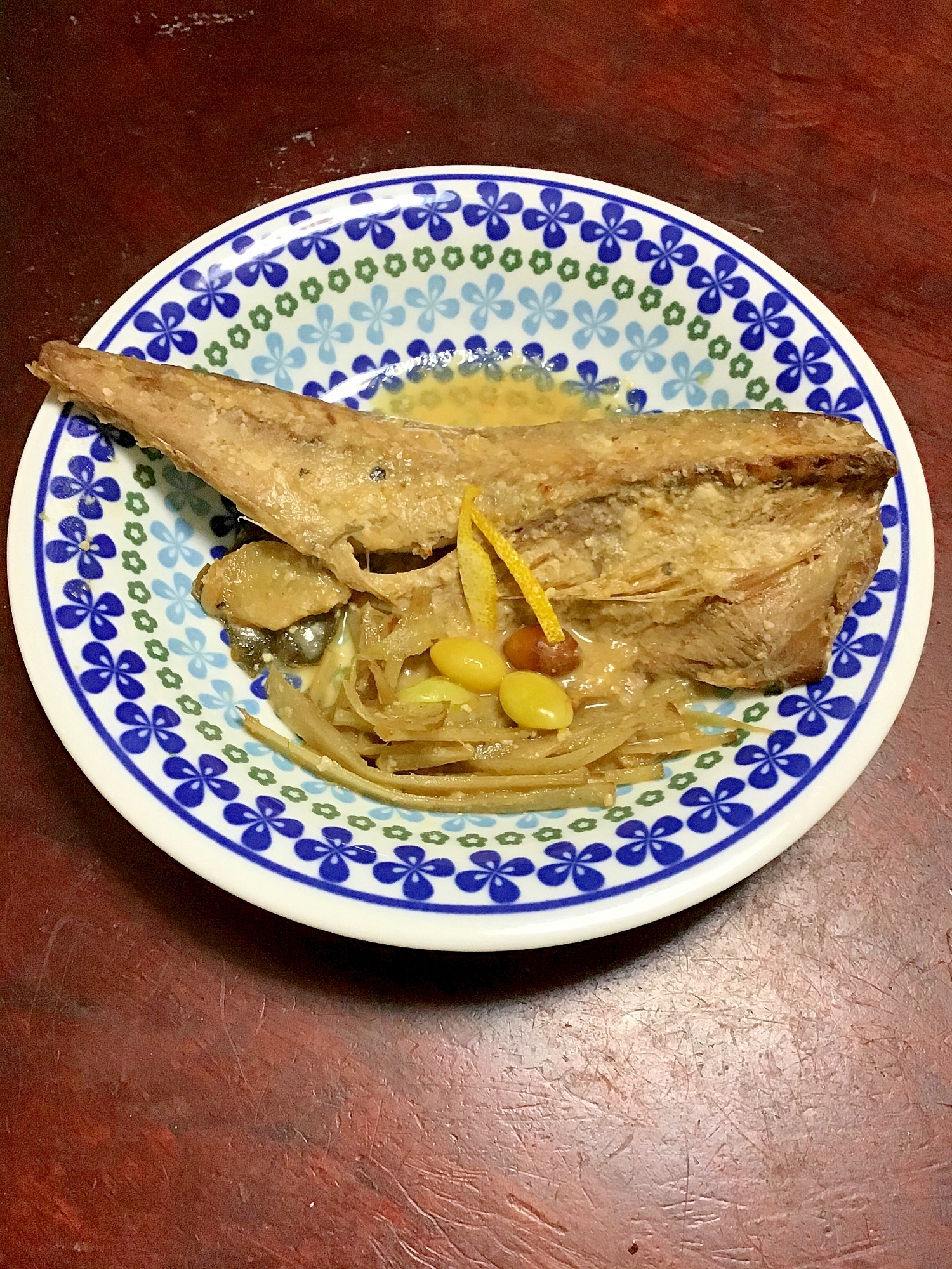 ウドの皮と銀杏入り鯖の酒粕入り味噌煮。