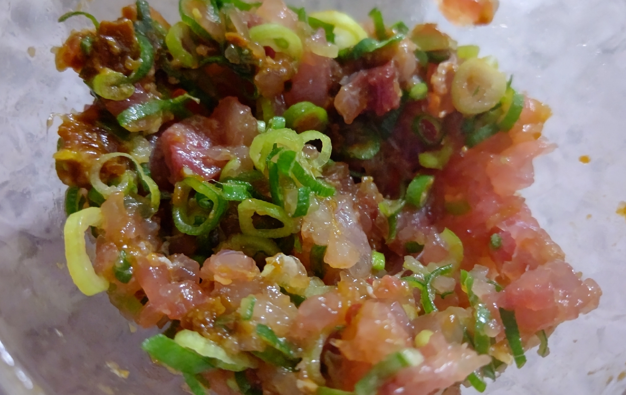 皿に盛られた、はまちのなめろう