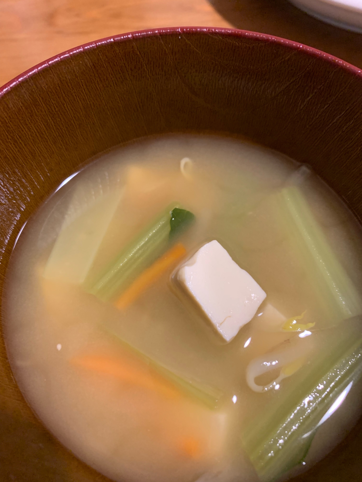 小松菜、にんじん、もやし、とうふ味噌汁