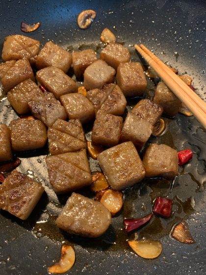 こんにゃくは煮物にするか、甘辛に炒めるか汁物しかなかったので、ニンニクで炒めるのはお初で、美味しかったです！