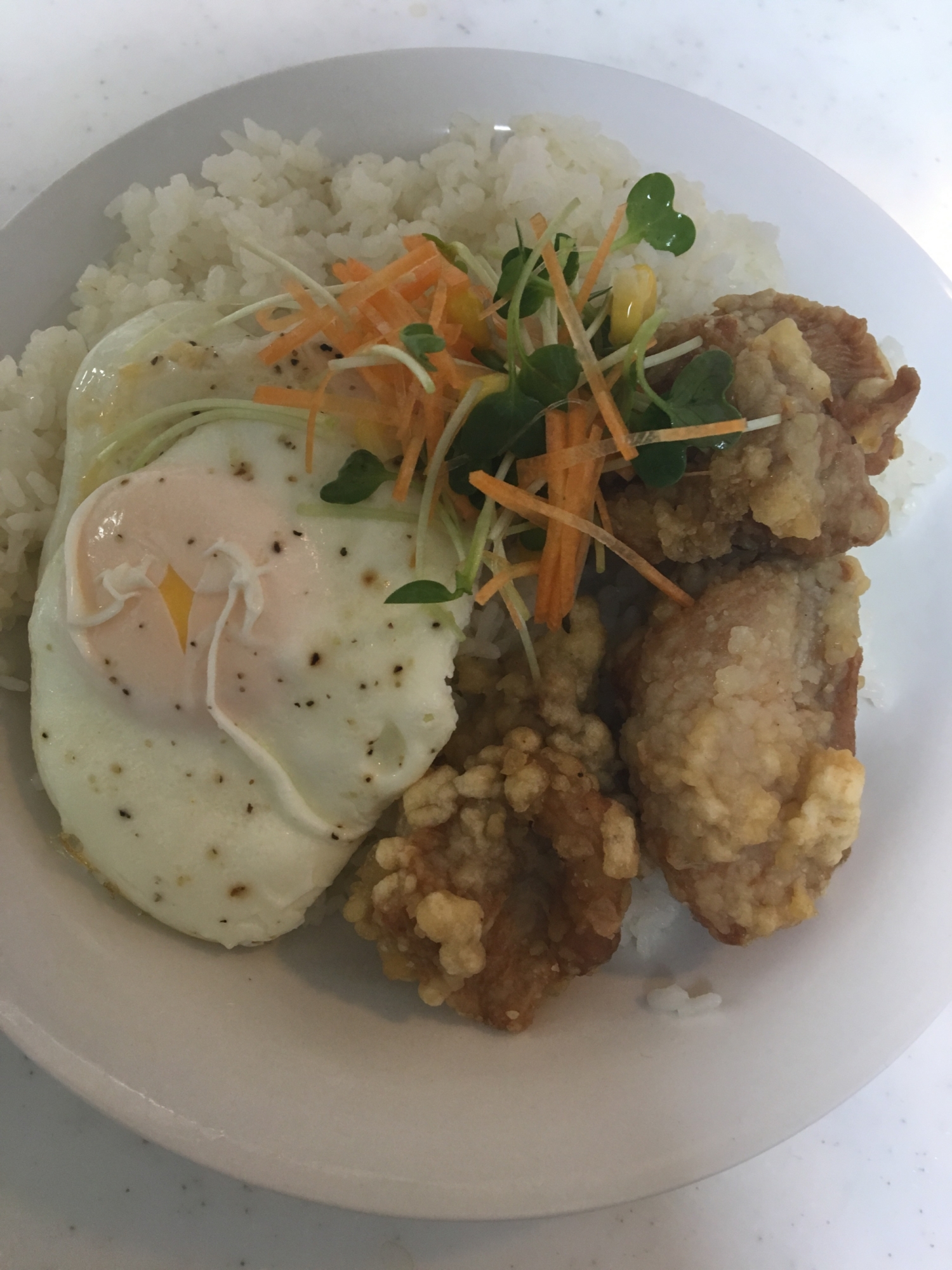 旦那様大好き☆唐揚げと目玉焼き丼╰(*´︶`*)╯