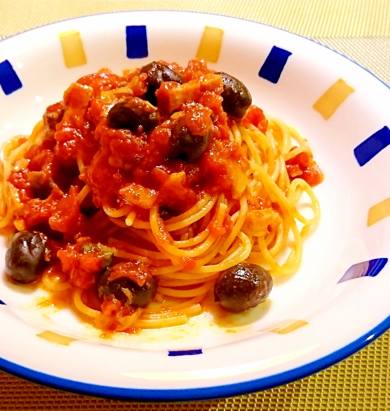 オリーブとケーパーとベーコンのトマトソースパスタ