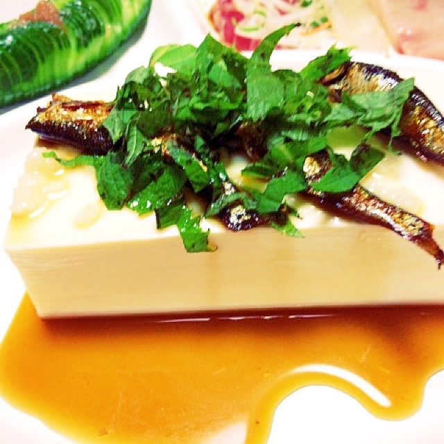 豆腐半丁！塩麹とうるめぼし青紫蘇のせ豆腐