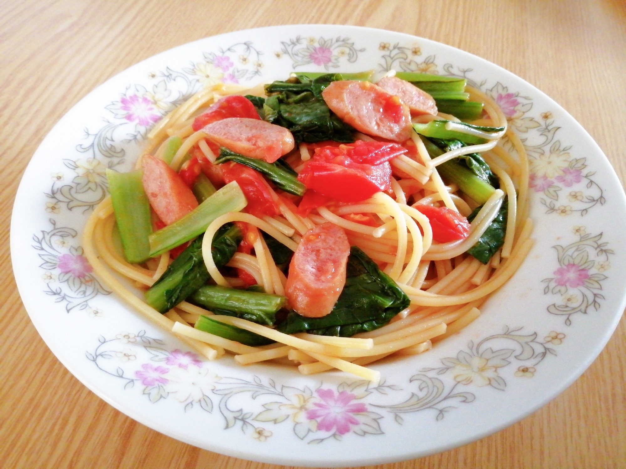 トマトと小松菜とウインナーのパスタ