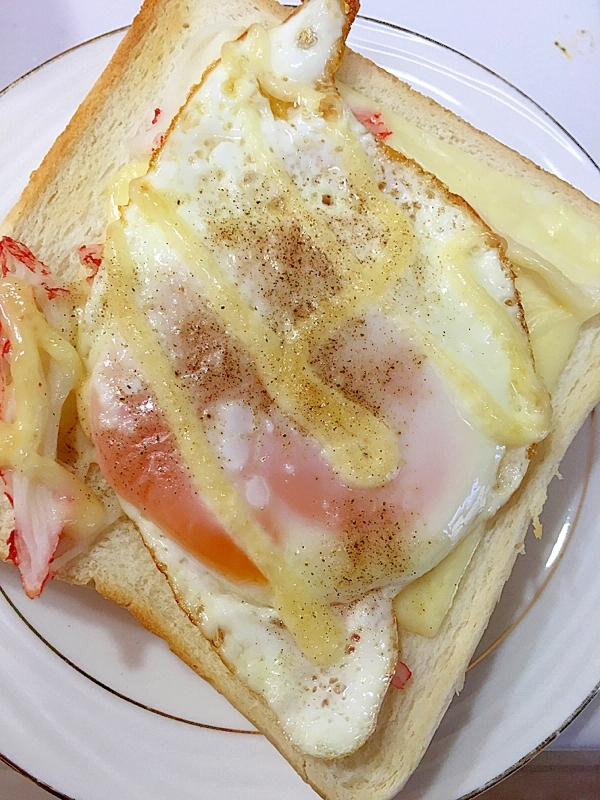 カニカマと目玉焼きのトースト