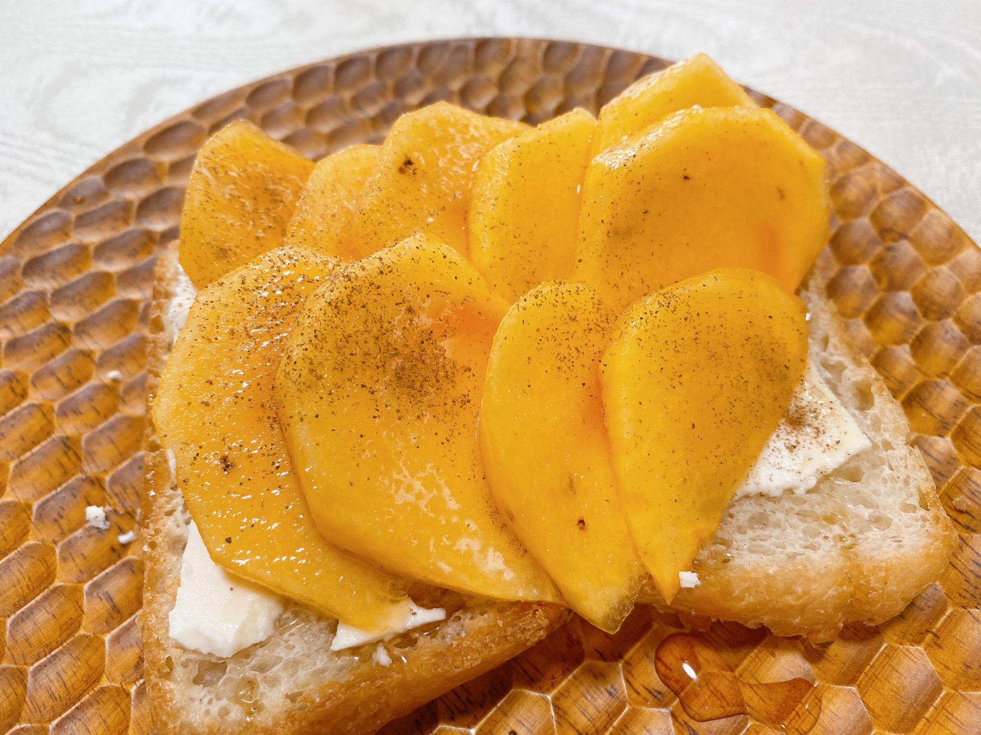 柿とクリームチーズのトースト(メープル風味)