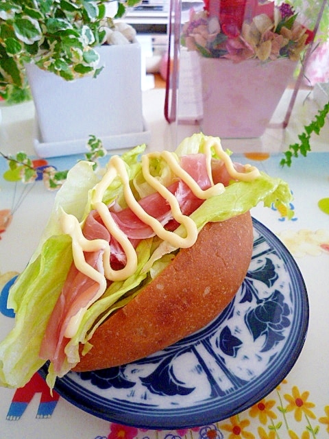 レタスたっぷり生ハムのドックサンド♪ レシピ・作り方 by 帰って来た
