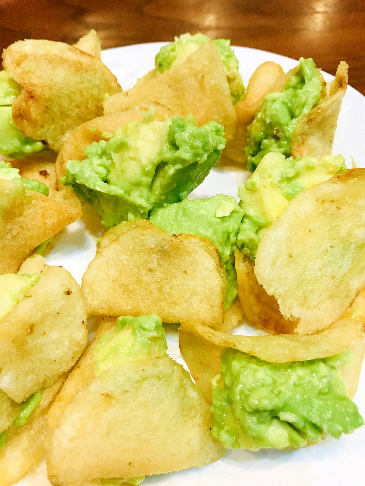 アボカドペーストをサンドしたポテトチップス
