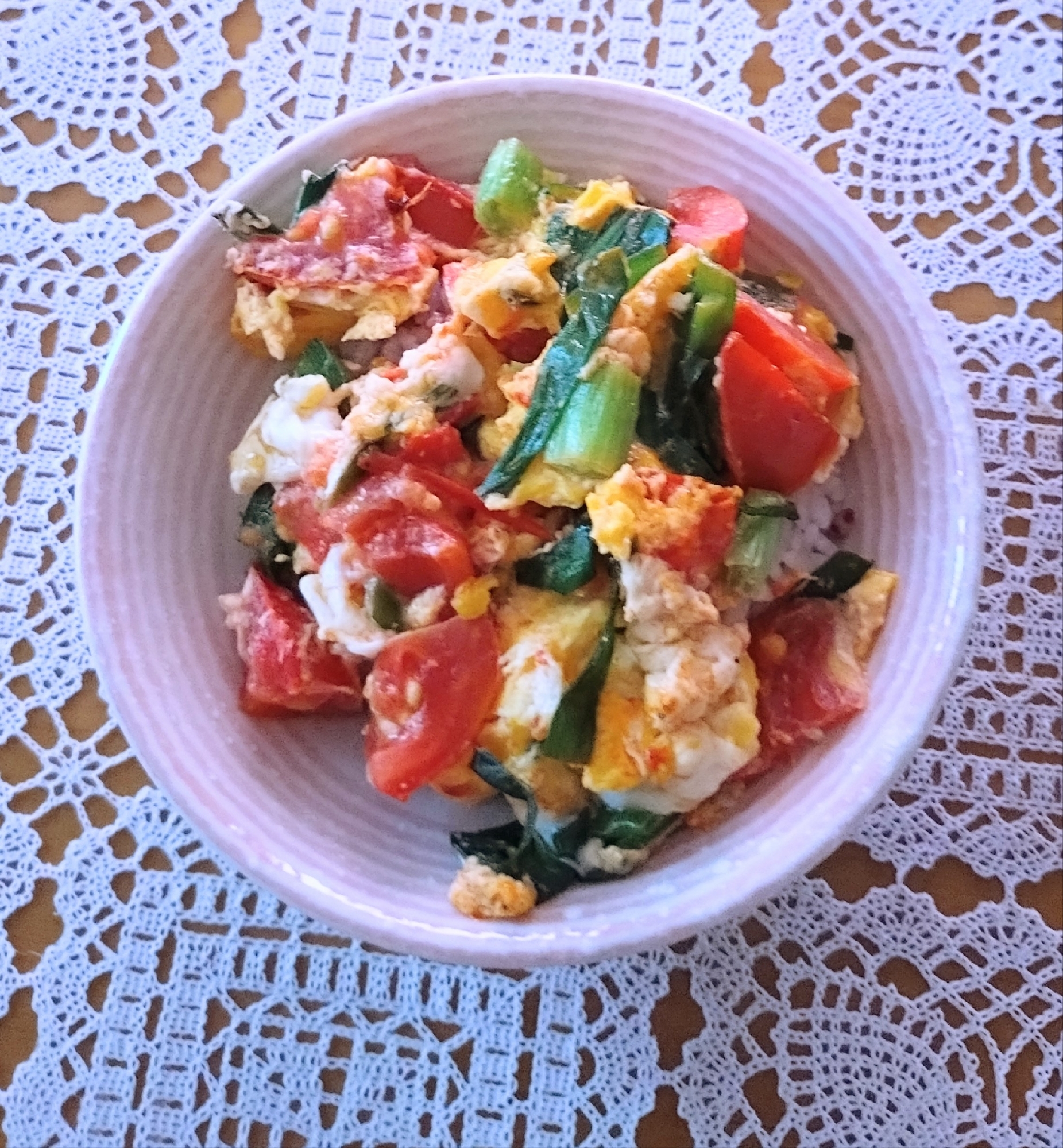 ニラとトマトのスクランブル丼