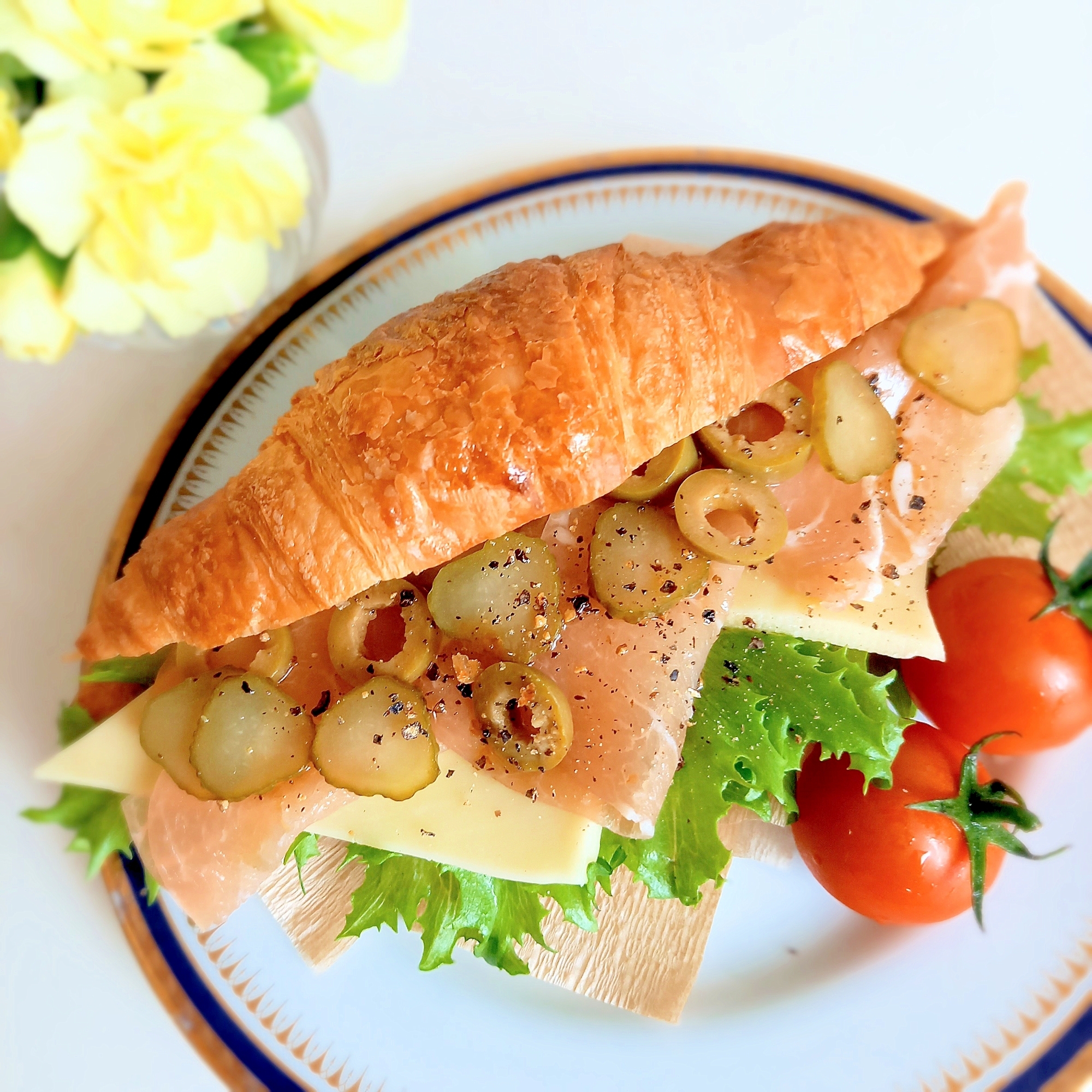 生ハムとチーズのクロワッサンサンドꕤ୭*