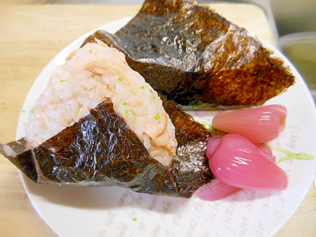 焼き鮭と明太子のあおさのおにぎり